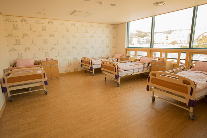 마더링케어요양원 4인실침대2