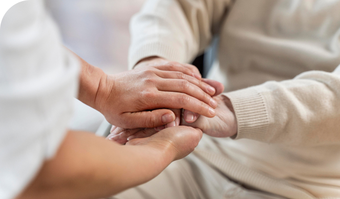 따스히손을마주잡고있는사진